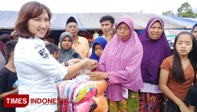 Corporate Secretary PT ASDP Indonesia Ferry, Imelda Alini saat memberikan bantuan kepada korban gempa tektonik, di Sembalun, Lombok Timur, Kamis (2/8/2018). (FOTO: Anugrah Dany/TIMES Indonesia)