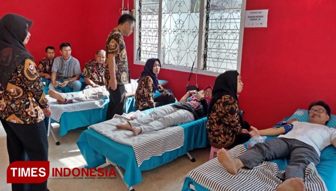 Warga saat melakukan donor darah dalam Kegiatan Gempita Berbagi. (FOTO: Fuad/TIMES Indonesia)