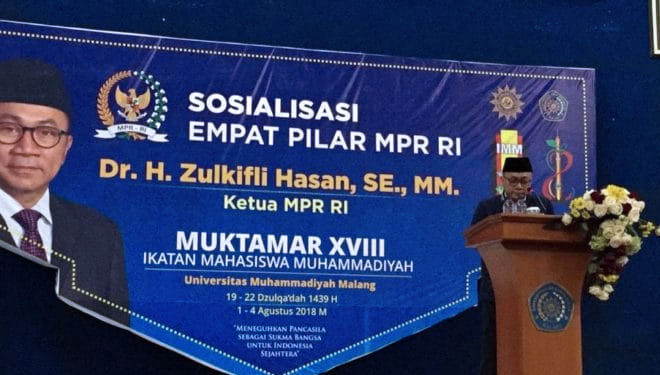 Ketua DPP PAN, Zulkifli Hasan saat mengisi materi dalam mukthamar IMM XVIII di Dome UMM. (FOTO: PWMU)