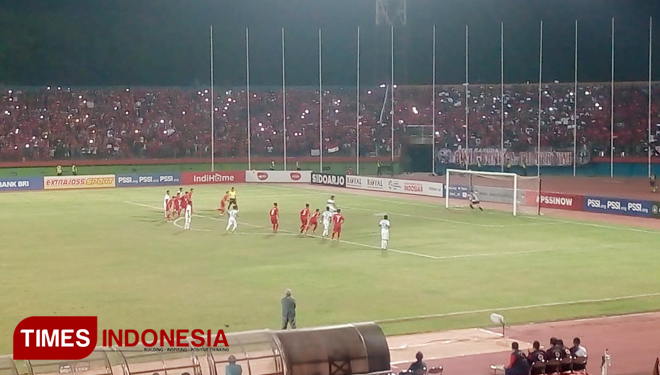 Laga Timnas Indonesia U-16 vs Timnas Vietnam U-16. (FOTO: Rudi/TIMES Indonesia)