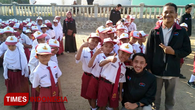 Kedekatan siswa SD dengan KKN 76. (FOTO: AJP TIMES Indonesia)