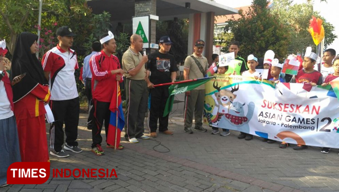 Pelepasan peserta pawai Asian Games di SD Muhammadiyah 2 GKB Gresik (FOTO: Akmal/TIMES Indonesia)