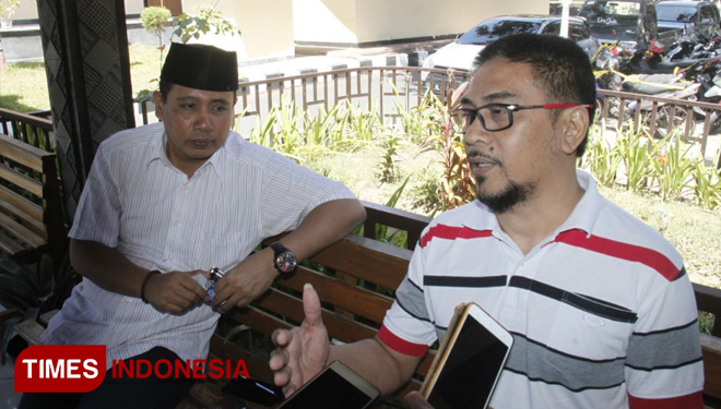 Kuasa hukum pelapor, Eko Saputro SH didampingi ketua LPP PKB Bondowoso H. Nurahman Hadiyattullah saat diwawancarai awak media (FOTO: Moh Bahri/TIMES Indonesia)