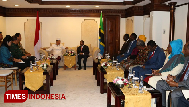 Gubernur Bali, Made Mangku Pastika bertemu dengan Presiden Zanzibar Ali Mohamed Shein di Hotel Kartika Plaza, Kuta, Badung, Jumat (3/8/2018). (FOTO IST/TIMES Indonesia)