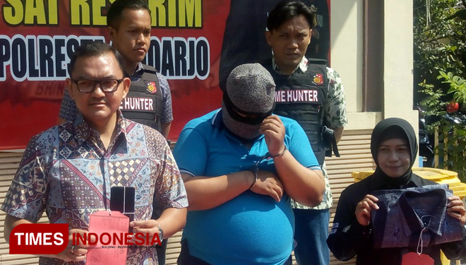 Kasatreskrim Polresta Sidoarjo, Kompol Muhammad Harris, menunjukkan barang bukti hasil kejahatan tersangka Iswanto. (FOTO: Rudy/TIMES Indonesia)