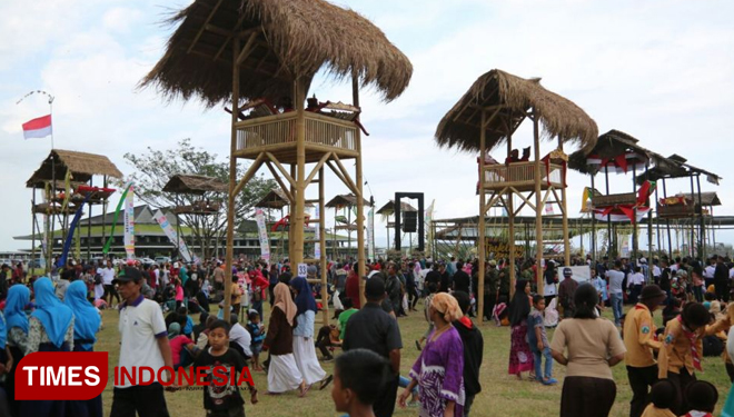 Puluhan menara bambu dalam Festival Angklung Paglak Banyuwangi (FOTO: Rizki Alfian/TIMES Indonesia)
