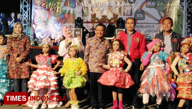 Wakil Wali Kota Batu, Punjul Santoso didampingi Ketua Tim Penggerak PKK, Ny Wibi Santoso berfoto bersama para model cilik dalam Festival Kampung Dolanan 2018. (FOTO: Muhammad Dhani Rahman/TIMES Indonesia)
