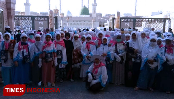 JCH Indonesia asal Probolinggo, usai ziarah Wada' di makam Rasulullah SAW. (FOTO: KH. Tauhidullah Badri for TIMES Indonesia)