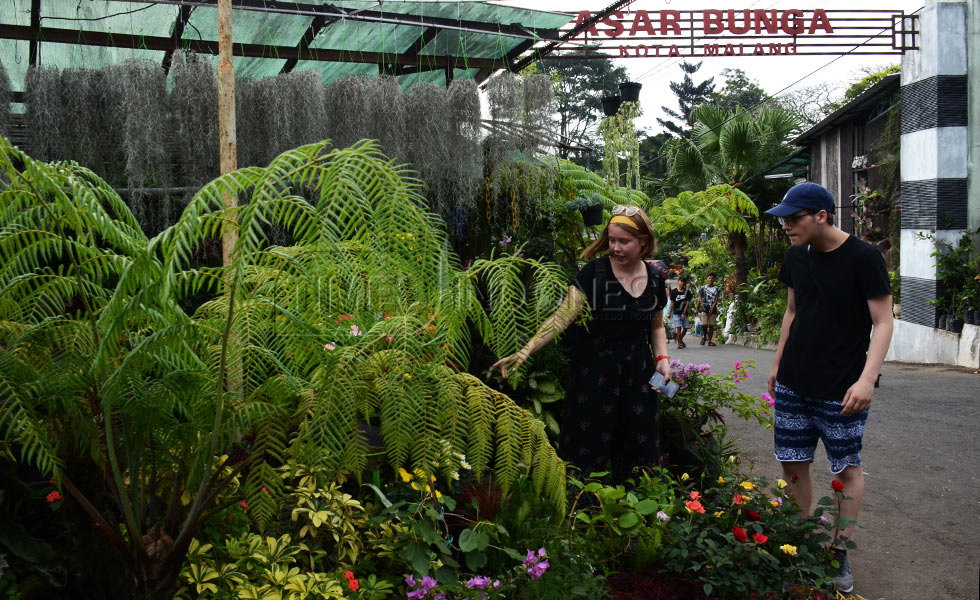 Wisatawan mancanegara melihat jenis bunga yang ada di Pasar Splendid, Kota Malang. (FOTO: Adhitya Hendra/TIMES Indonesia)