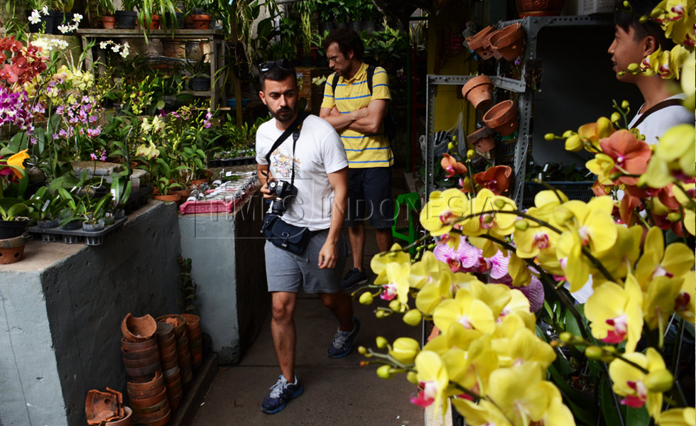 Wisatawan mancanegara melihat jenis bunga yang ada di Pasar Splendid, Kota Malang. (FOTO: Adhitya Hendra/TIMES Indonesia)