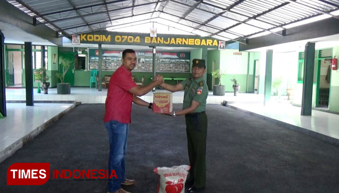 Tosa (34) mewakili Bank Surya Yudha saat memberikan bantuan TMMD di Makodim 0704/Bna. (FOTO: AJP/TIMES Indonesia)