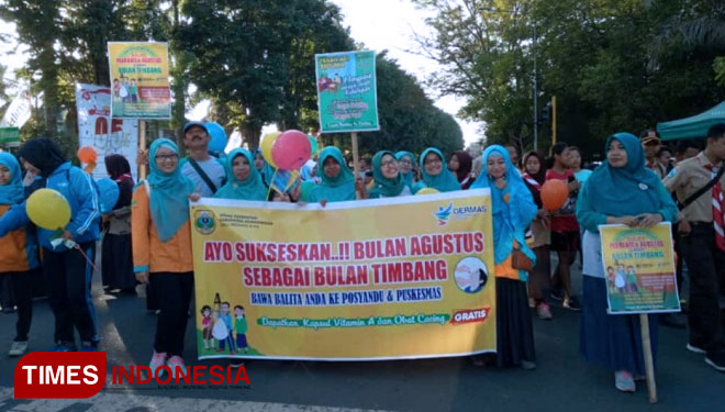 Petugas dari Dinas Kesehatan, sedang melakukan sosialisasi di Car Free Day, di Alun-Alun RBA Ki Ronggo Bondowoso (FOTO: Moh Bahri/TIMES Indonesia)