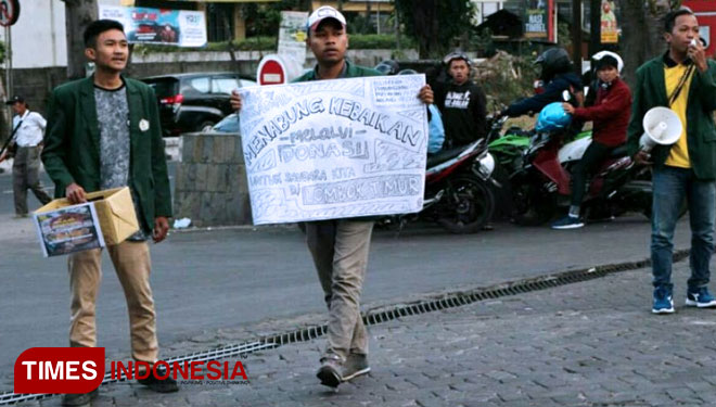 Mahasiswa Polbangtan Malang melakukan aksi penggalangan dana sosial untuk korban bencana Lombok Timur NTB, Sabtu (4/8/2018). (FOTO: Polbangtan Malang for TIMES Indonesia)