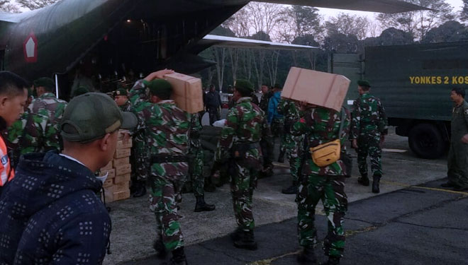 Personel Batalyon Kesehatan 2 Kostrad Malang saat mengangkut bantuan menggunakan pesawat Hercules untuk korban gempa lombok (FOTO: Istimewa)