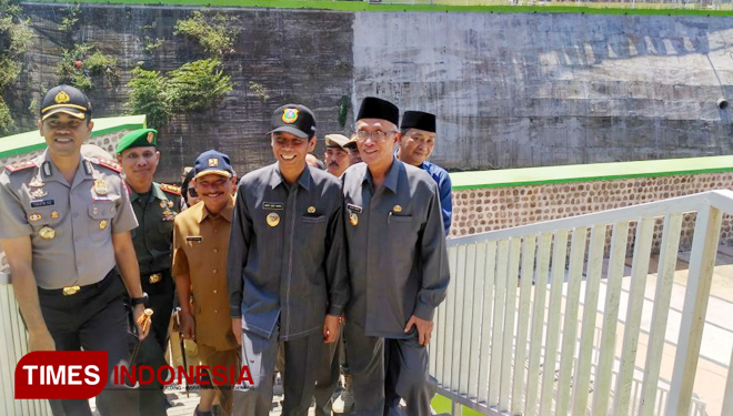 Bupati Bondowoso Drs H Amin Said Husni didampingi wakil bupati, kadis PUPR, Kapolres, Dandim 0822 dan Forkopimda saat meninjau jembatan Ki Ronggo. (FOTO: Moh Bahri/TIMES Indonesia)