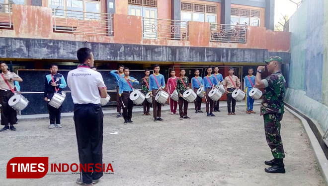 Tampak Serda Luky sedang memberikan arahan pada saat latihan Drumband. (FOTO: AJP/TIMES Indonesia)