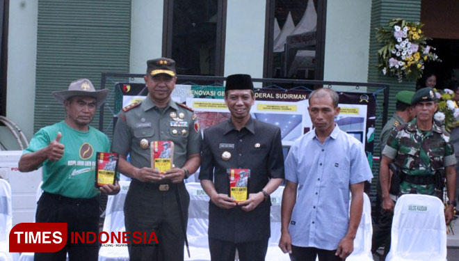 Mayjen  TNI Arif Rahman, SIP. MA, Pangdam V Brawijaya bersama bupati Amin Said Husni memengang produk unggulan kopi khas BRK (FOTO: Moh Bahri/TIMES Indonesia)