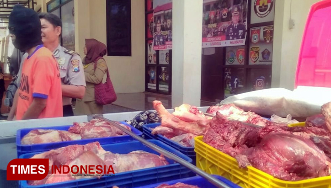 Tersangka pengedar sapi glonggongan di Mapolres Magetan. (FOTO: Adinugroho/TIMES Indonesia)