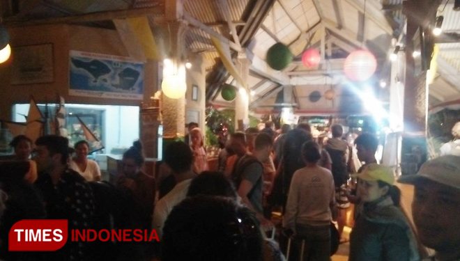 Ratusan wisatawan yang berjumlah 730 baik mancanegara dan lokal yang dievakuasi dari Gilitrawangan Lombok Nusa Tenggara Barat (NTB) akibat gempa yang terjadi, telah tiba di dermaga Bounty Cruis, Benoa, Denpasar Selatan, Bali. Selasa (7/8/2018).(FOTO Khada