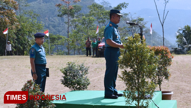 Inspektur Upacara Penutupan TMMD Reg 102 Banjarnegara oleh Danlanal Cilacap, Kolonel Laut (P) Teguh Iman Wibowo. (FOTO: AJP/TIMES Indonesia)