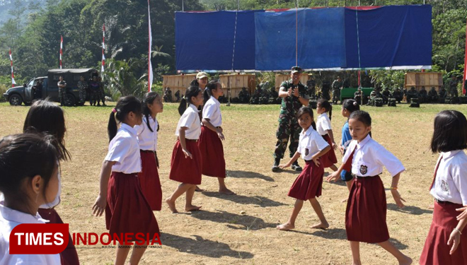 Siswa SDN 1 Pasegeran melaksanakan gladi menari ebeg persiapan Tampil acara penutupan TMMD Reg 102 Banjarnegara. (FOTO: AJP/TIMES Indonesia)