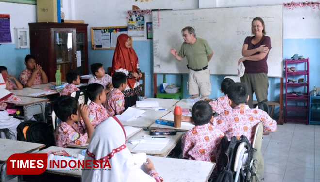 Aktivis lingkungan asal Belanda Huub Kistermann saat bersosialisasi bersama siswa SD Muhammadiyah 1 Wringinanom, Kabupaten Gresik (FOTO : Akmal/TIMES Indonesia).