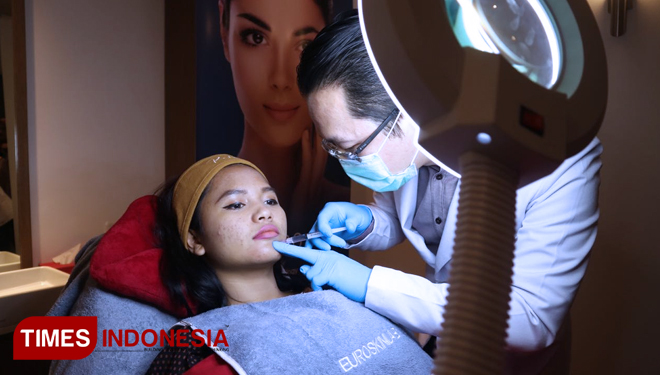 dr Jonathan menyuntikkan filler untuk melancipkan dagu pasien, salah satu treatment favorit di Euroskinlab Surabaya. (FOTO: Lely Yuana/TIMES Indonesia)