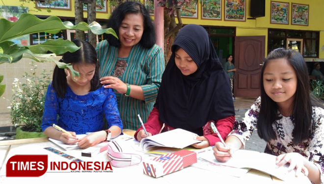 Tidak hanya berbahasa Jawa selama sehari, guru dan siswa SDN Punten 1 juga berbusana khas Jawa. (FOTO: Muhammad Dhani Rahman/TIMES Indonesia)