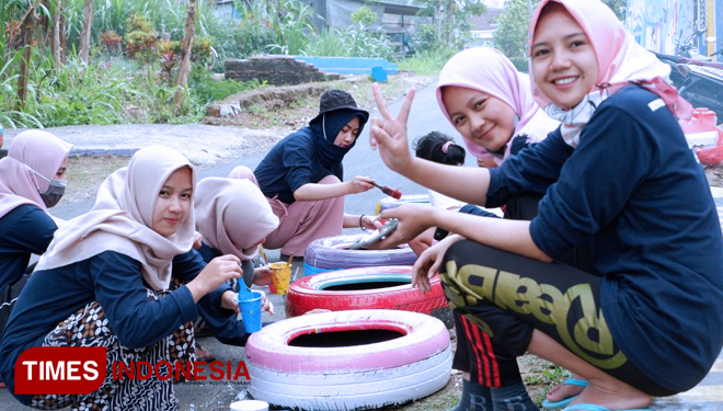 Pembuatan hiasan untuk taman dari ban bekas. (FOTO: AJP/TIMES Indonesia)