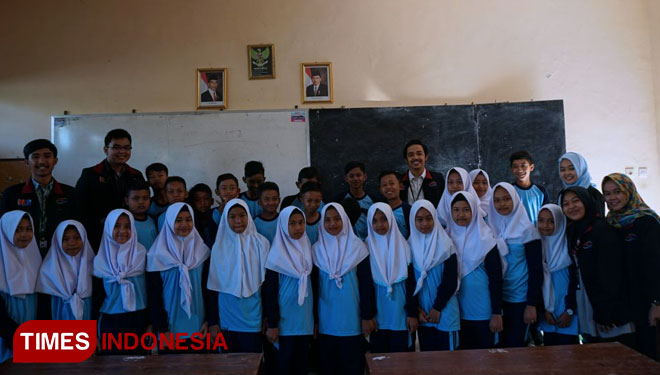 Foto bersama siswa SMPN 02 Bantur dengan KKN 43 UMM (FOTO: ajp.TIMES Indonesia)