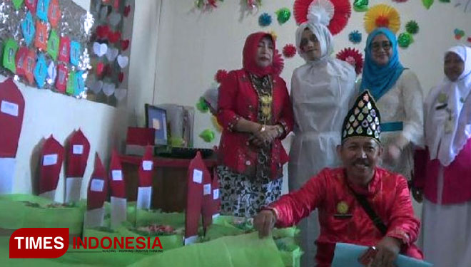 Sambut HUT RI, Pegawai RSUD Waluyo Jati Kenakan Pakaian Adat Hingga Busana Perang