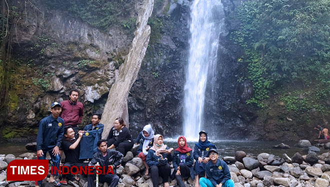 Mahasiswa KKN Unej bantu kembangkan potensi wisata Air Terjun di Desa Klungkung, Sukorambi, Jember. (FOTO: Sofy/TIMES Indonesia)