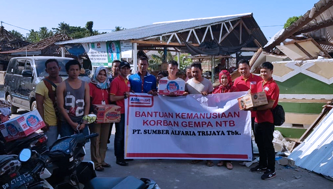 Perwakilan Alfamart menyalurkan bantuan kepada korban gempa Lombok, NTB. (FOTO: Alfamart)