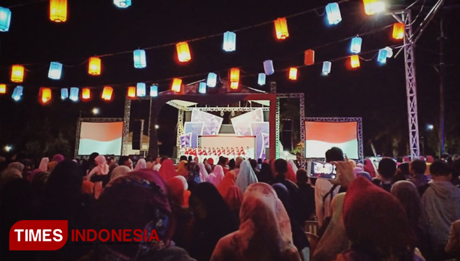 Pentas seni IIS PSM Magetan bertajuk Santri On the Show (SOS) di GOR Ki Mageti tampak meriah. (FOTO: MK Adinugroho S/TIMES Magetan)