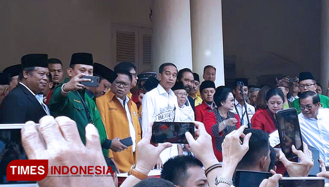 Jokowi-Ma'ruf Amin saat mendaftar ke KPU RI. (FOTO: Hasbullah/TIMES indonesia)