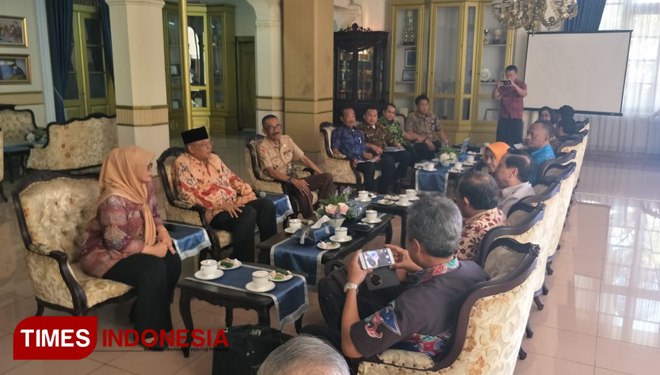 Pengurus Kwarnas Gerakan Pramuka dan pengurus Kwarda Jatim menemui Bupati Malang Dr H Rendra Kresna membicarakan persiapan Karang Pamitran Nasional 2018. (FOTO: Widodo Irianto/TIMES Indonesia)