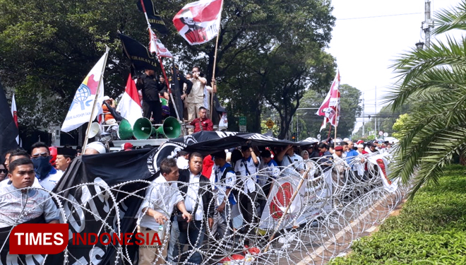 Ribuan Massa pendukung duet Prabowo-Sandiaga Uno di depan Pintu Gerbang KPU, Jakarta, Jumat, (10/8/2018). (FOTO: Alfi/TIMES Indonesia)