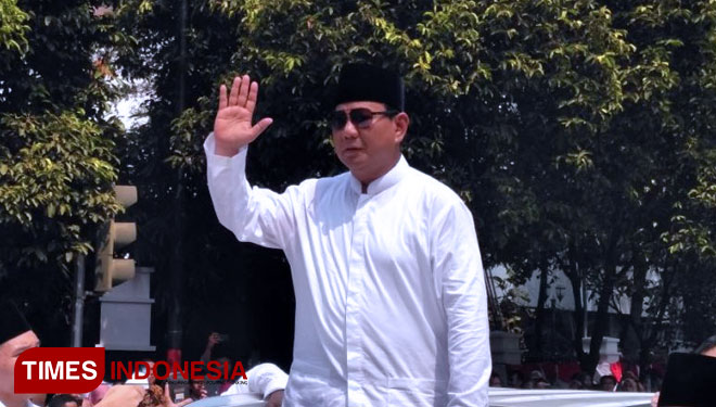 Calon Presiden RI Prabowo Subianto saat menyapa pendukungnya di depan KPU, Jakarta, Jumat (10/8/2018). (FOTO: Alfi/TIMES Indonesia)