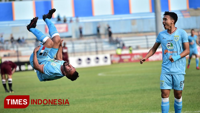 Gelandang Persela Diego Assis merayakan gol dengan cara salto, di laga melawan PSM Makassar di Stadion Surajaya Lamongan, Jumat, (10/8/2018). (FOTO: Ardiyanto/TIMES Indonesia)