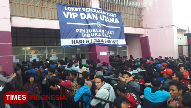  Ribuan warga antre membeli tiket pertandingan final piala AFF U-16 di loket penjualan tiket dikawasan Stadion Gor Delta Sidoarjo. (FOTO: Rudi Mulya/TIMES indonesia)