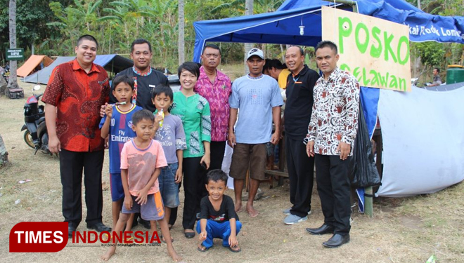 Managemen hotel Aruna Senggigi saat berada di lokasi pengungsian Dusun Loco, Desa Senggigi, Lombok Barat, pada Jum'at (10/8/2018). (FOTO: Anugrah Dany/TIMES Indonesia)