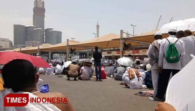 Jamaah haji menunggu shalat Jumat di pinggir jalan dekat Masjidil Haram karena masjid sudah penuh (FOTO: KH. Tauhidullah Badri for TIMES Indonesia)