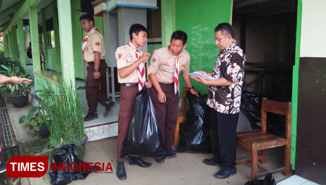 Salah satu anggota OSIS SMANIK sedang menimbang berat sampah yang akan dijual, Kutasari, Purbalingga (FOTO: AJP/TIMES Indonesia)