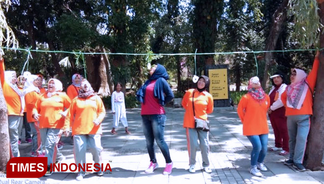 Dharma Wanita Persatuan BBPP Batu saat memeriahkan kemerdekaan Republik Indonesia ke 73 dengan menggelar rekreatif dan mengikuti berbagai lomba. di Kebun Raya Purwodadi Pandaan, Sabtu (11/8/2018). (FOTO: ajp.TIMES Indonesia)