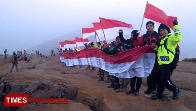 Tim ekspedisi saat membentangkan bendera Merah Putih raksasa dengan panjang 73 meter di puncak Kawah Ijen Bondowoso. (FOTO: Moh Bahri/TIMES Indonesia)