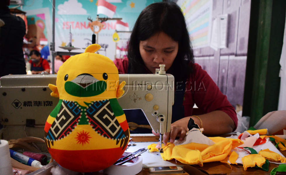 Pekerja menyelesaikan pembuatan boneka maskot Asian Games di Pabrik Istana Boneka, Malang. (FOTO: Adhitya Hendra/TIMES Indonesia)
