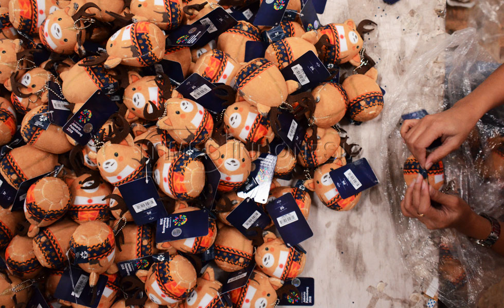 Pekerja melakukan pengecekan terakhir dalam proses pembuatan boneka maskot Asian Games di Pabrik Istana Boneka, Malang. (FOTO: Adhitya Hendra/TIMES Indonesia)