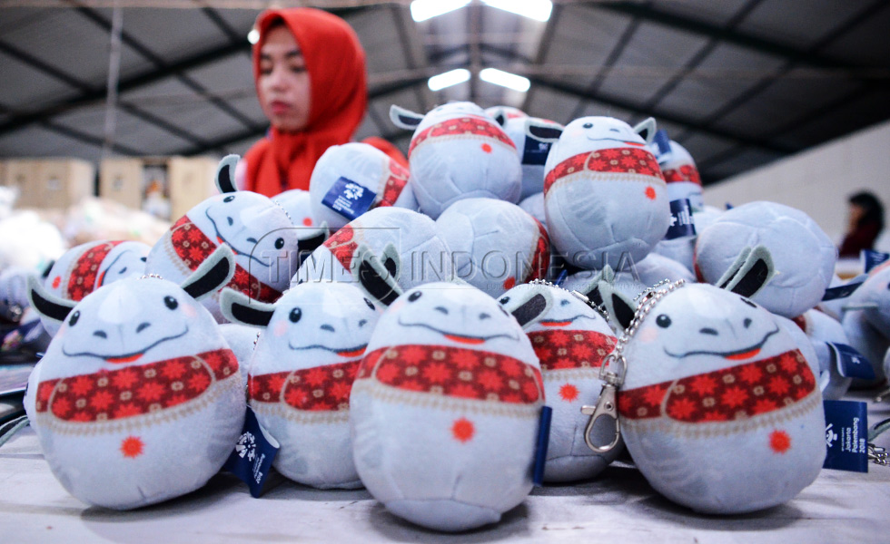 Pekerja melakukan pengecekan terakhir dalam proses pembuatan boneka maskot Asian Games di Pabrik Istana Boneka, Malang. (FOTO: Adhitya Hendra/TIMES Indonesia)