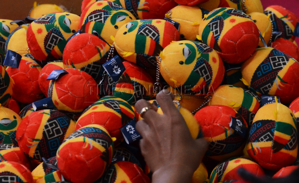 Pekerja melakukan pengecekan terakhir dalam proses pembuatan boneka maskot Asian Games di Pabrik Istana Boneka, Malang. (FOTO: Adhitya Hendra/TIMES Indonesia)