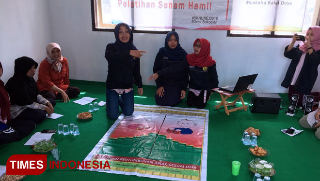Mahasiswa KKN Unej saat melakukan kampanye 'Ayah Hebat'. (FOTO: Sofy/TIMES Indonesia)